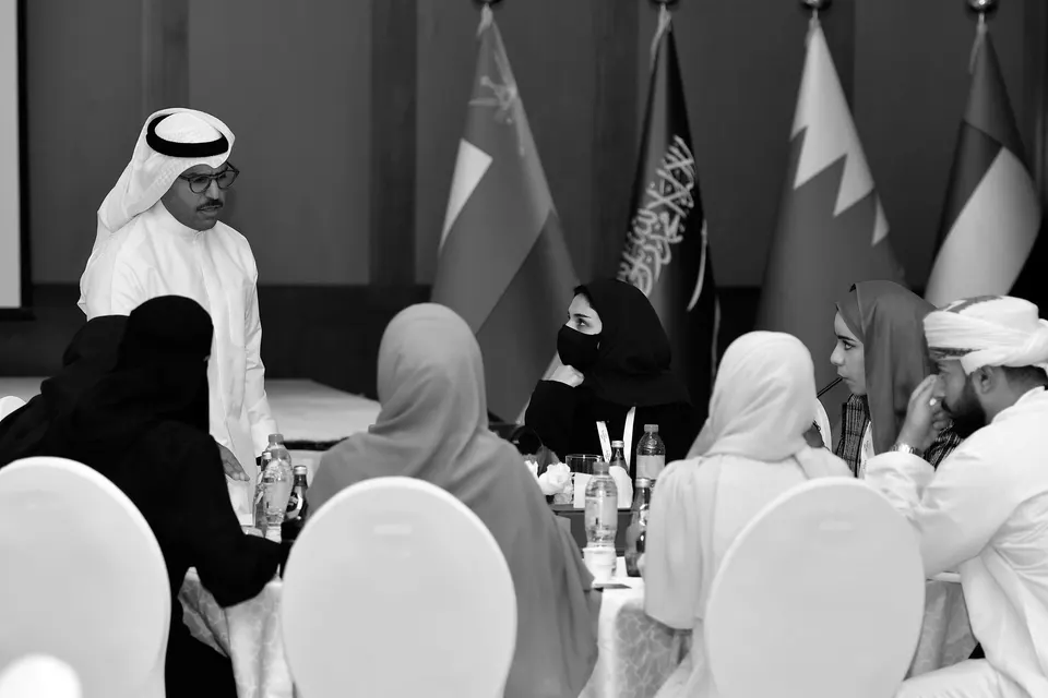 LOKAD session with guests at round tables
